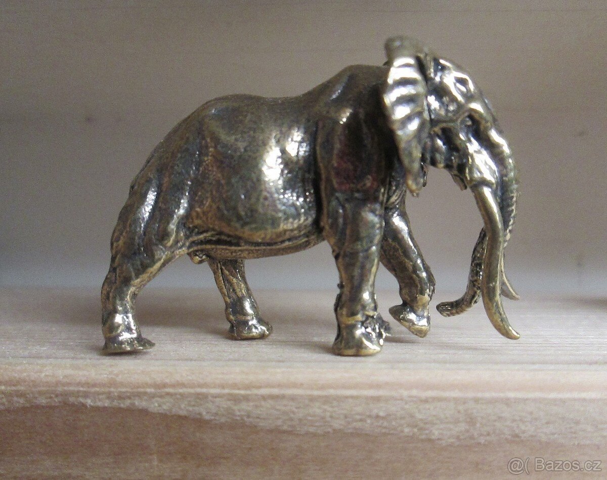 Mosazná soška slona