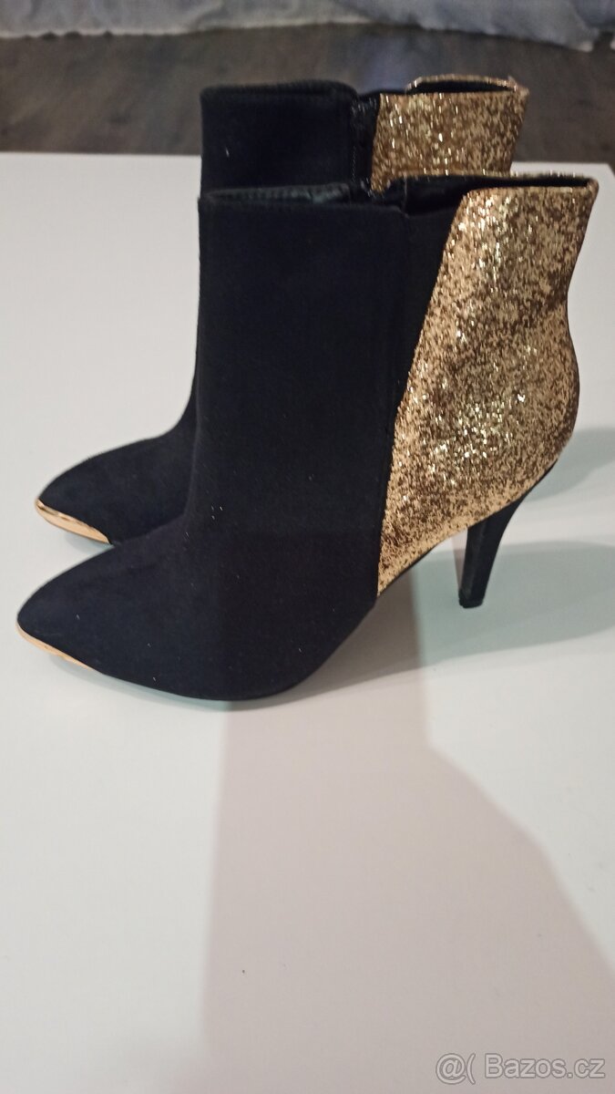 Krásné nízké kozačky