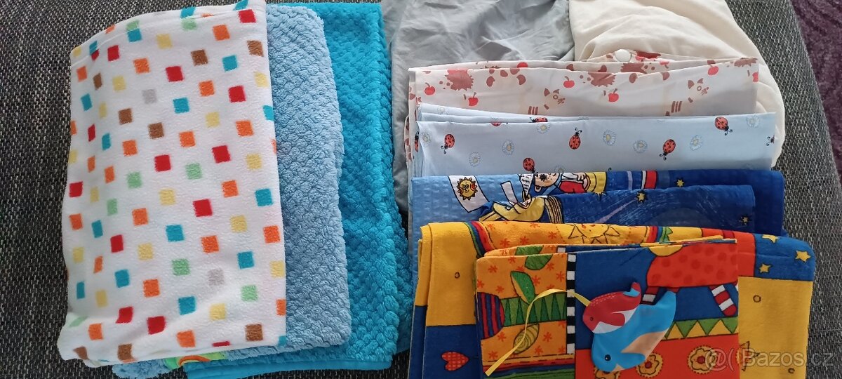 Povlečení, prostěradla deky pro miminko.