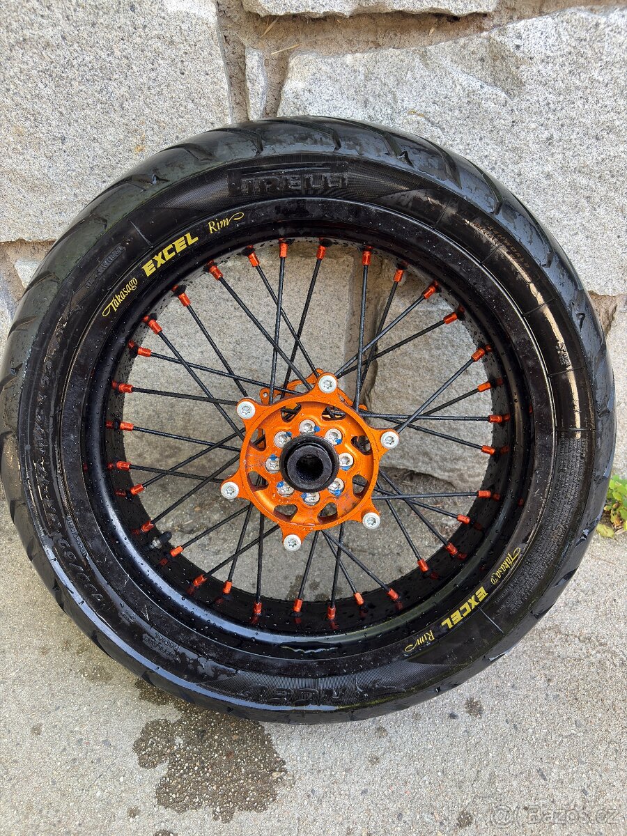 Supermoto kola motárdy
