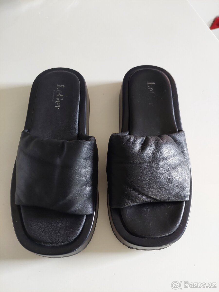 Černé kožené pantofle
