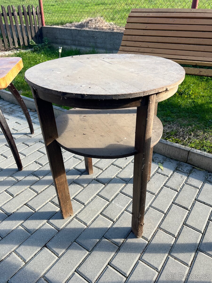Kulatý stolecek