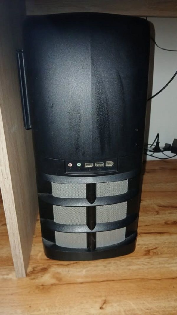 Stolní počítač s monitorem a reproduktory