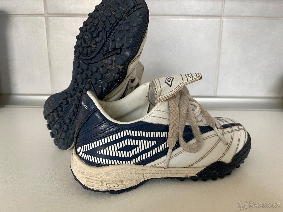 Dětské kopačky TURFY, Umbro, délka stélky 17,5 cm.
