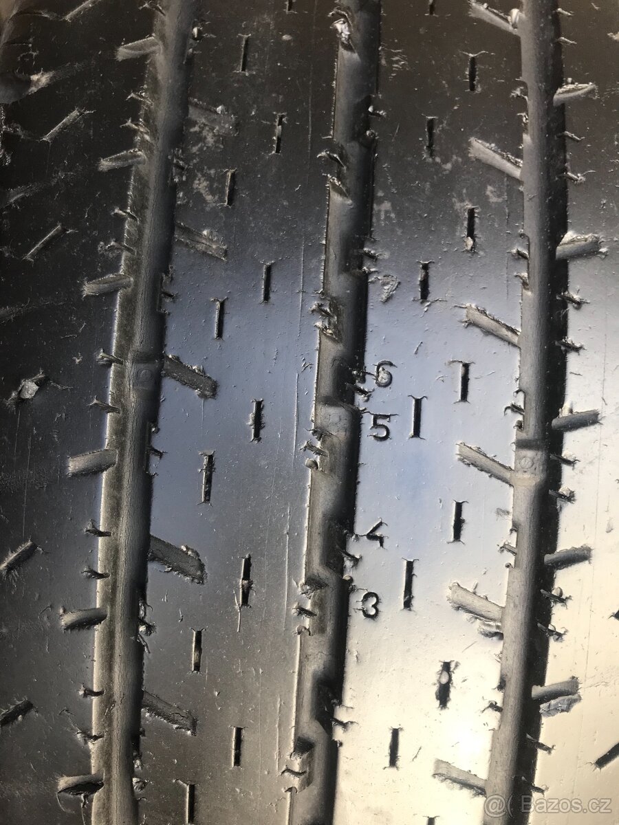 Letní pneu 235/65/16 c dva kusy Nokian