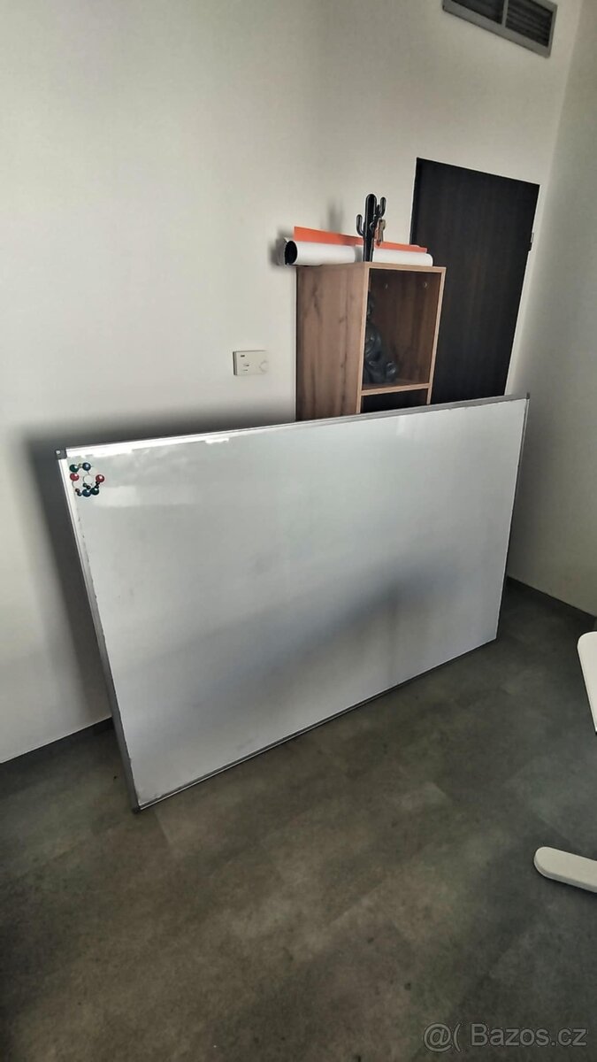 Bílá tabule 180 × 120 cm – ve výborném stavu – Praha 1