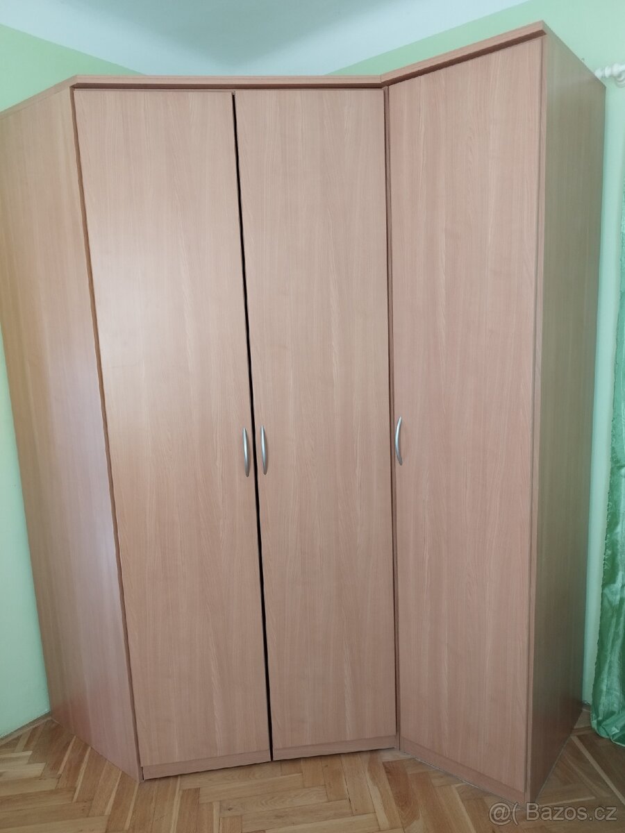 Prodám skříň.