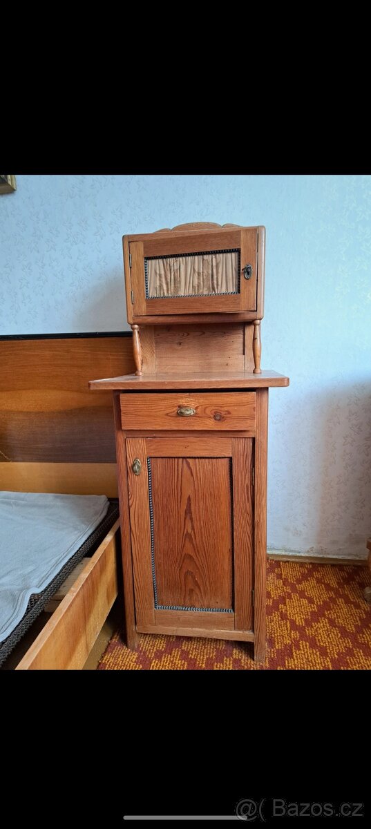 Starožitné noční stolky, 2 ks