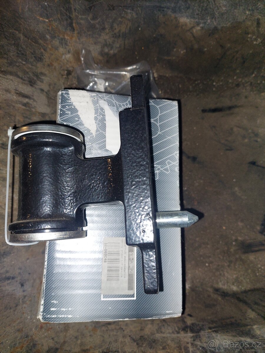 držák kabiny Renault . 2ks