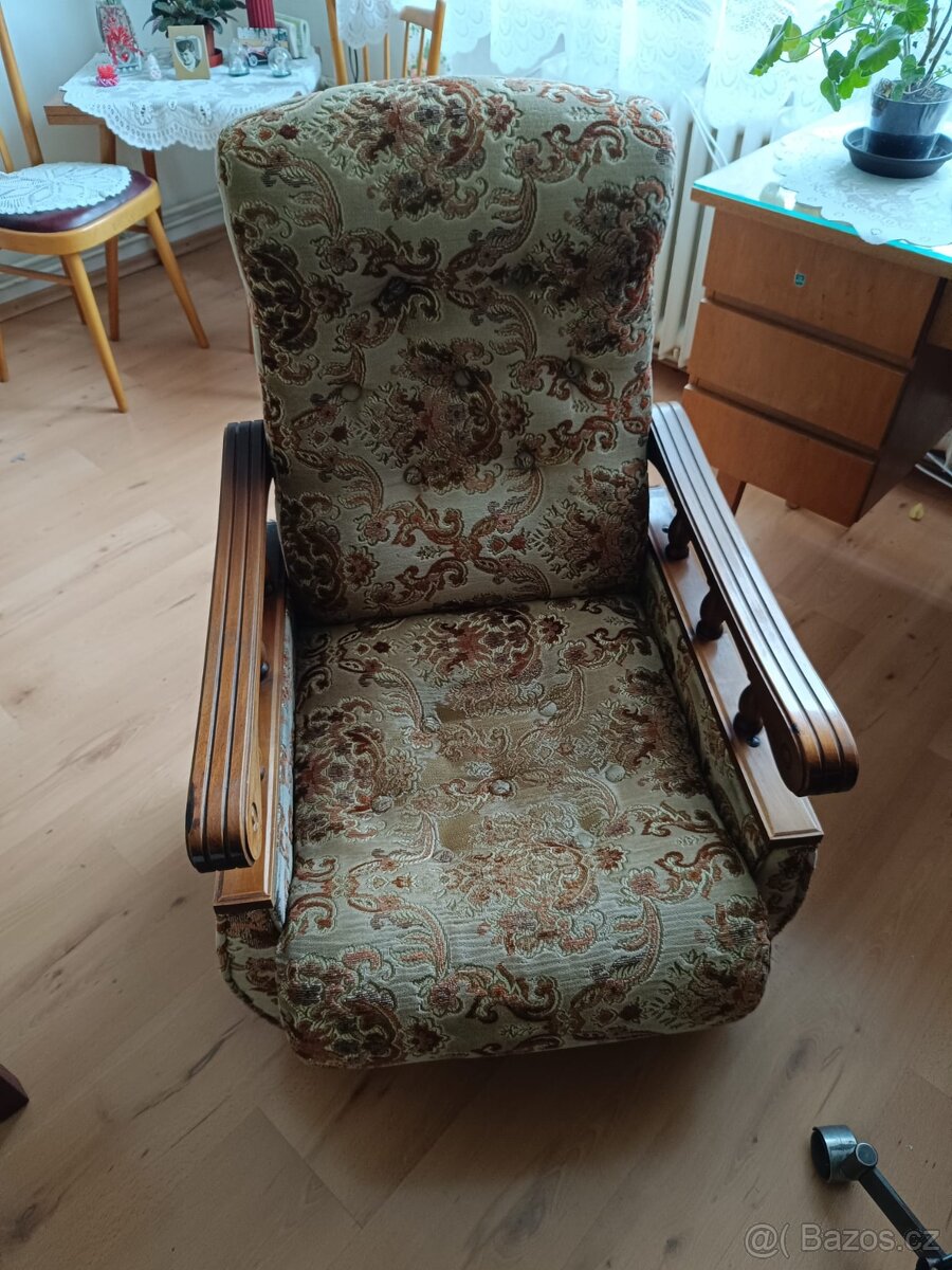 Sedačka, křeslo a taburet.