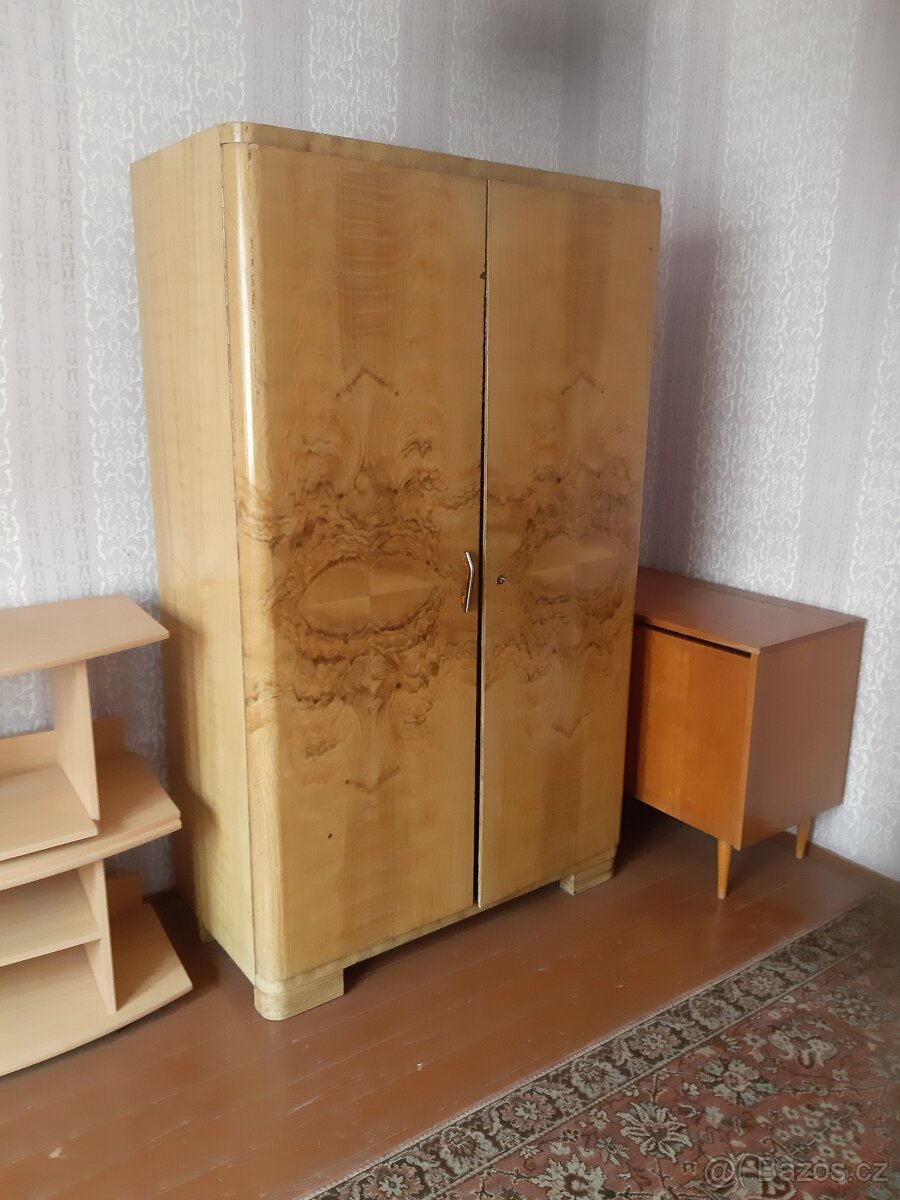 Starožitné skříně a toaletní stolek