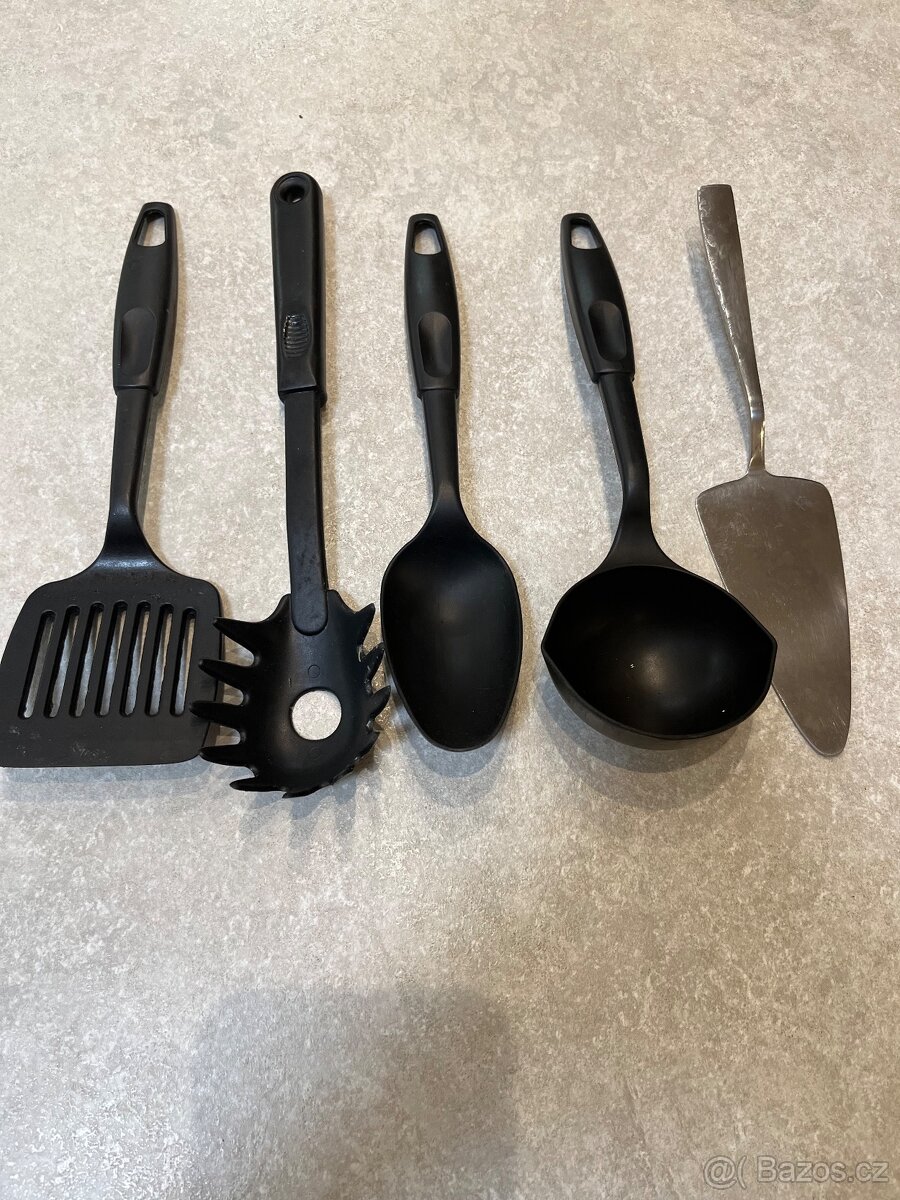 Závěsné kuchyňské zařízení a mnoho dalšího