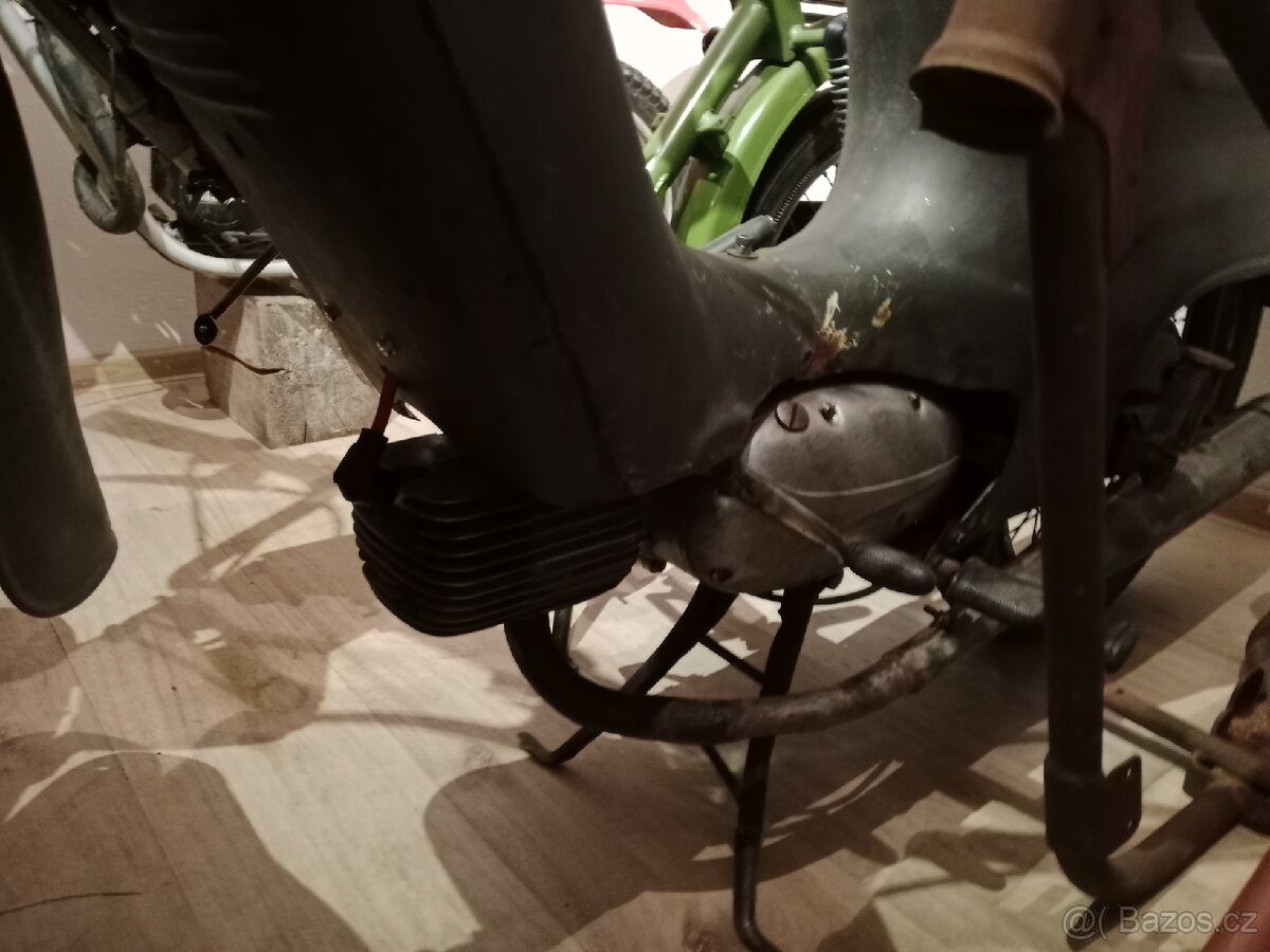 Motor bez výr. čísla. Pionýr