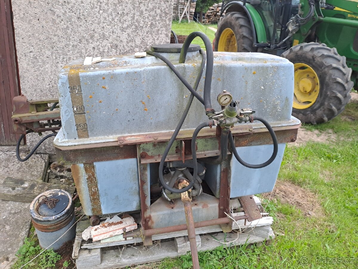 Postrikovač nesený..