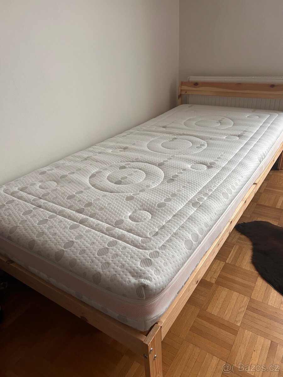 Postel s matrací