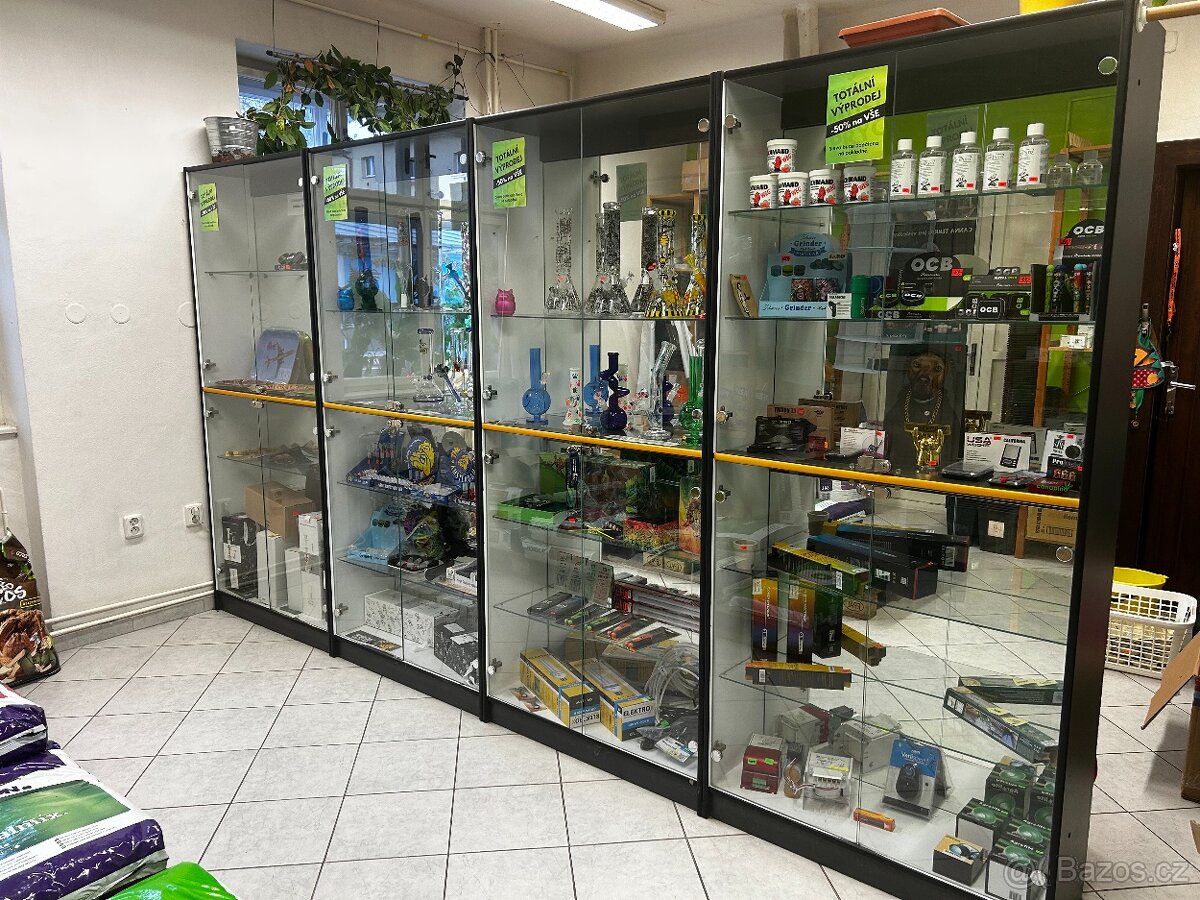 prosklené skříně - vitríny