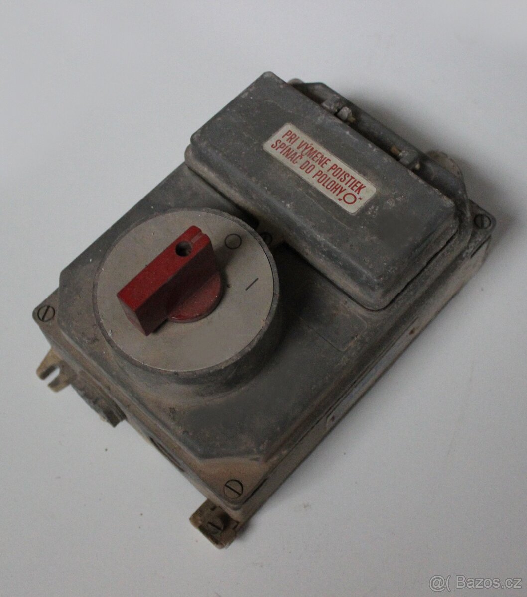 Vačkový spínač s pojistkami