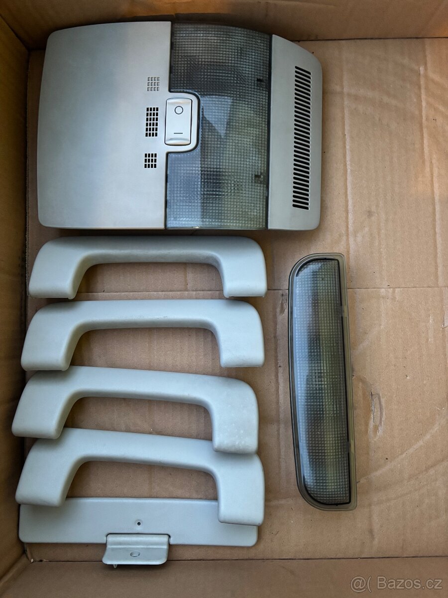 Audi A3 8P - stropní lampy a madla
