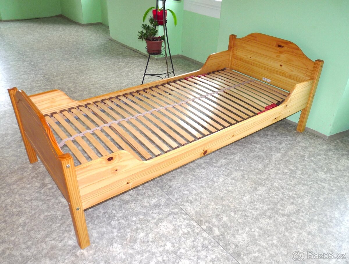 Masivní dřevěná postel - jednolůžko