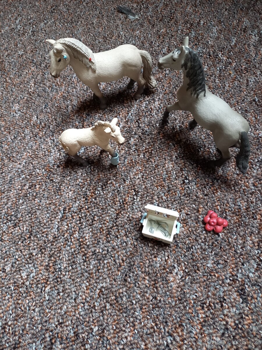 Schleich sada koní s lékárničkou plus hřebec navíc