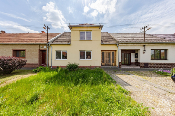 Rodinný dům 4+1,1+kk,1+1, na pozemku 732 m², obec Žabčice