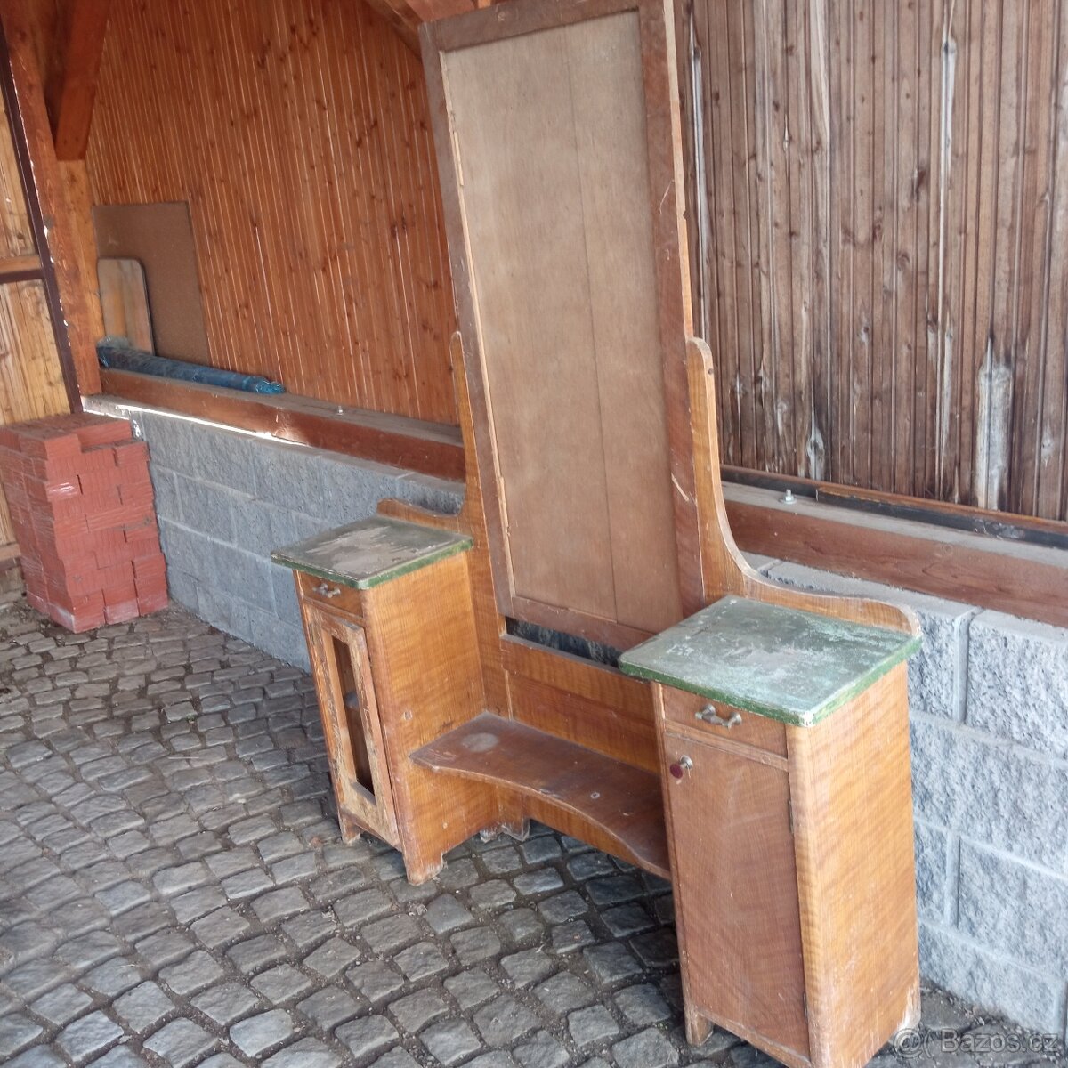 Toaletní stolek