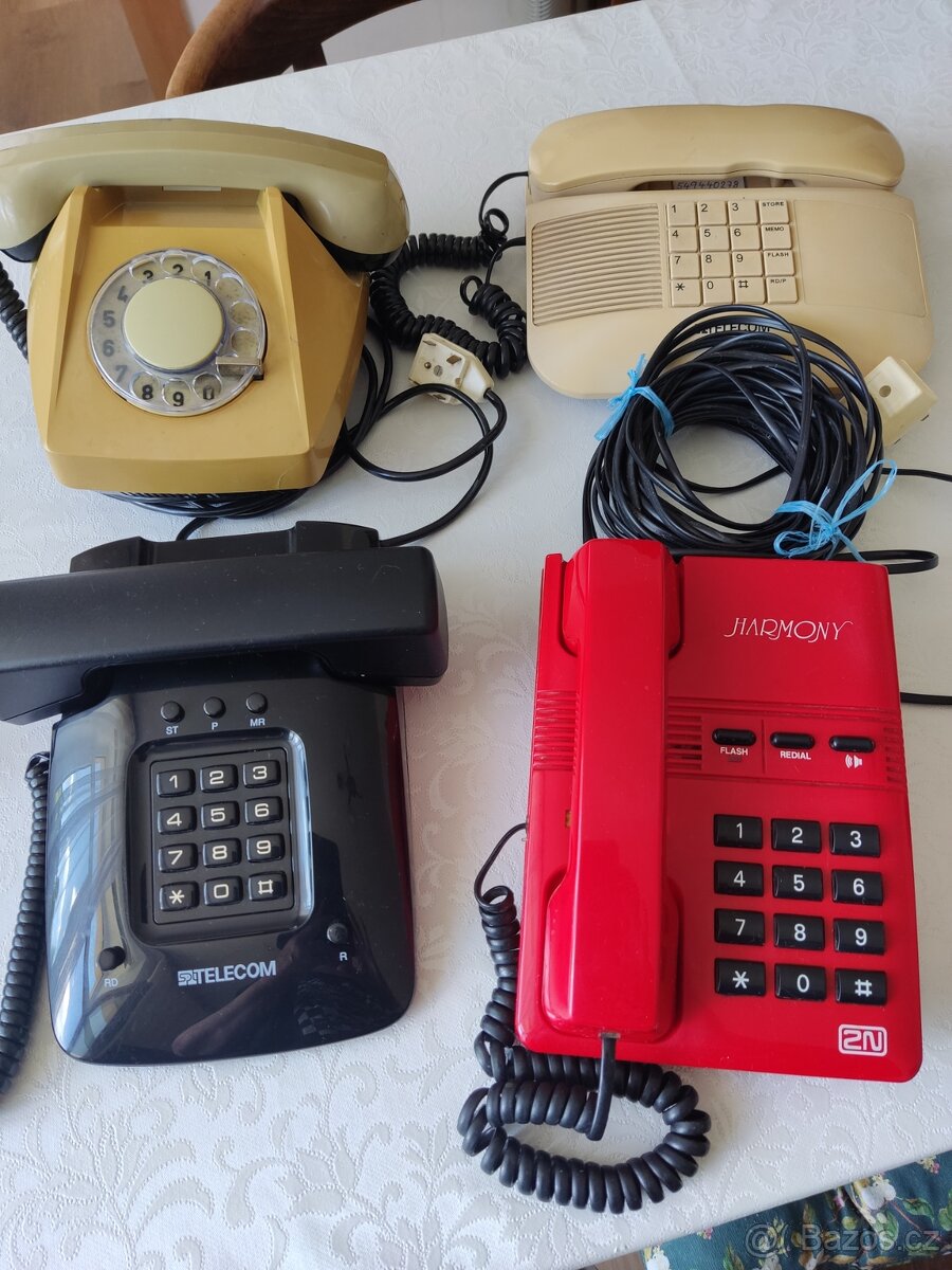 Staré retro telefony