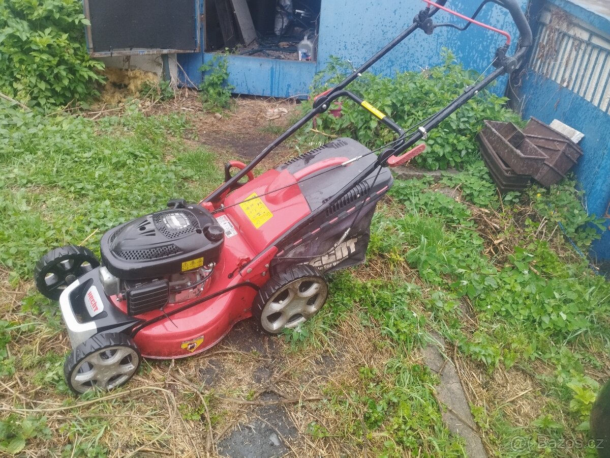 Benzínová sekačka HECHT 543 SW – nefunkční, na opravu
