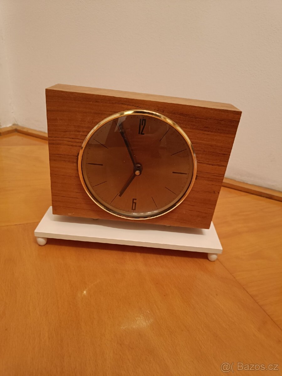 Retro staré dřevěné hodiny