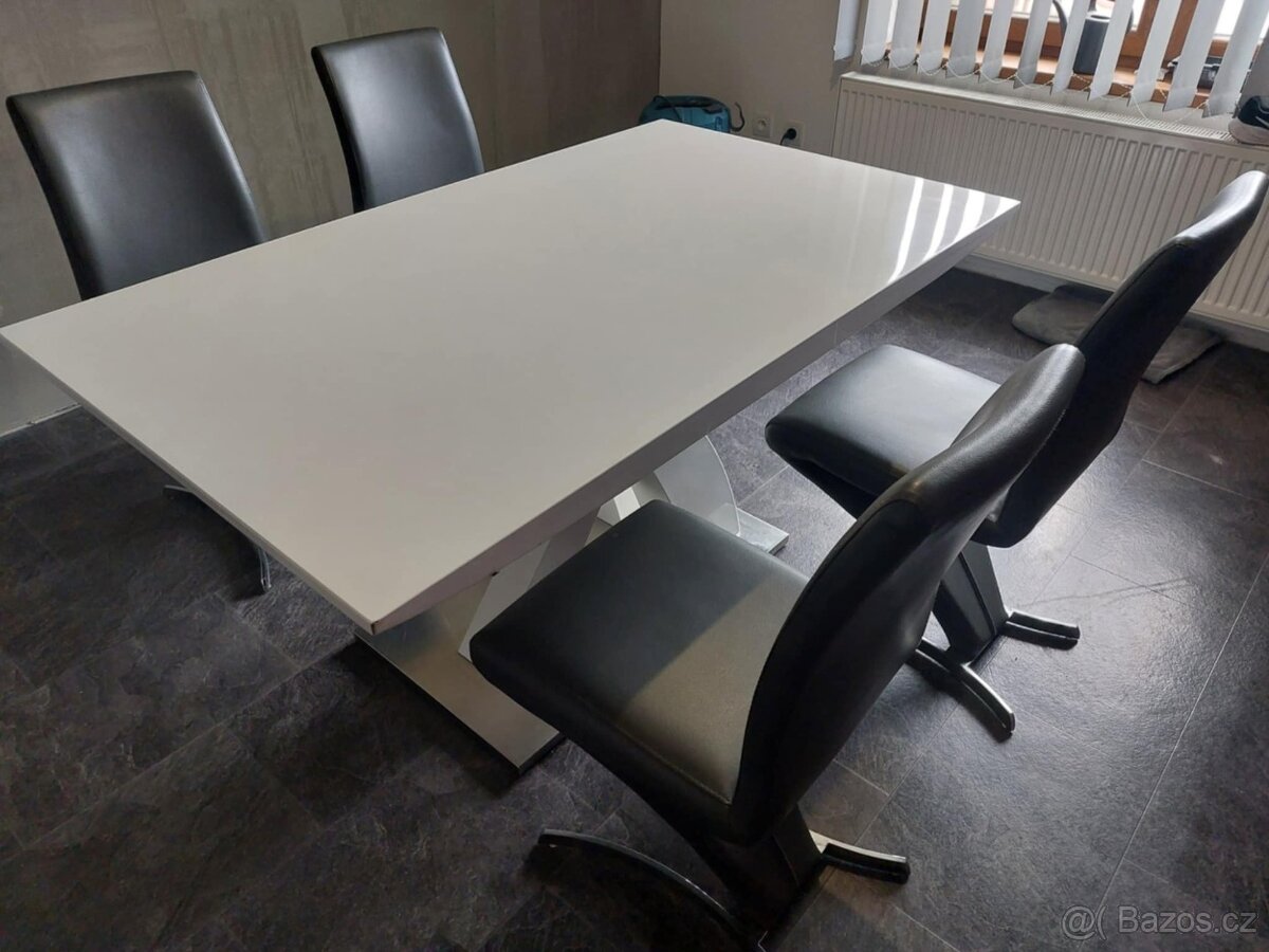 Jídelní sestava stůl + 4 židle