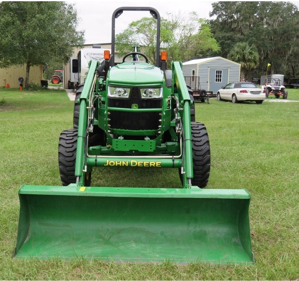 Traktor John Deere M + čelní nakladač