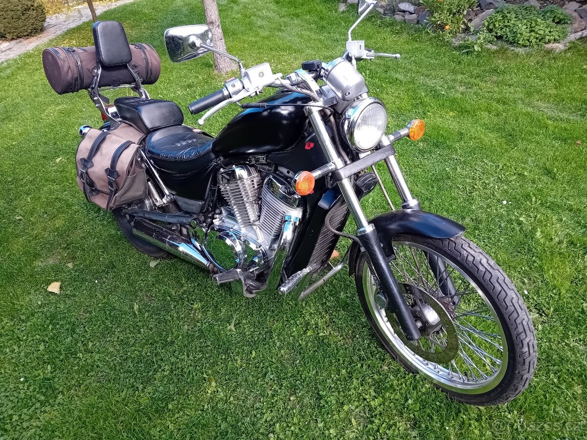 Suzuki intruder vs800