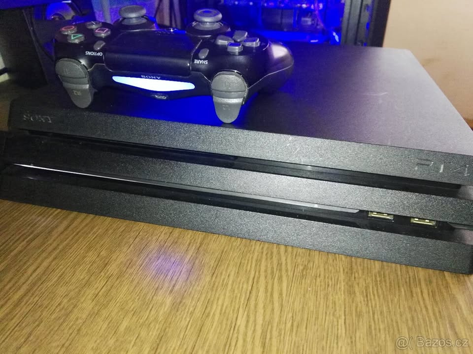 PlayStation 4 PRO + příslušenství