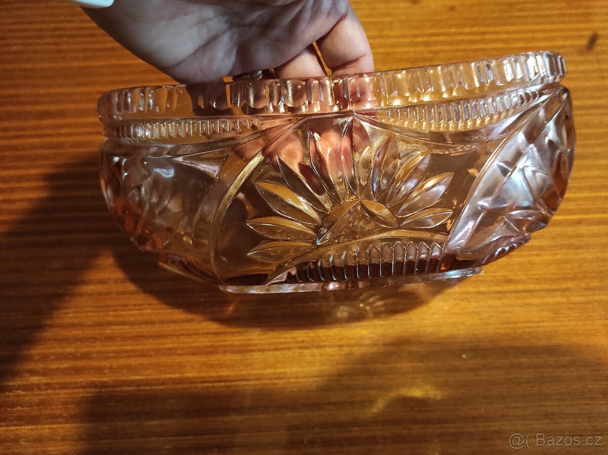 Růžová skleněná mísa žardiniéra