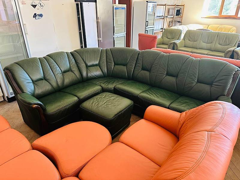 909 Kožená rohová sedací souprava sedačka NIERI + taburet