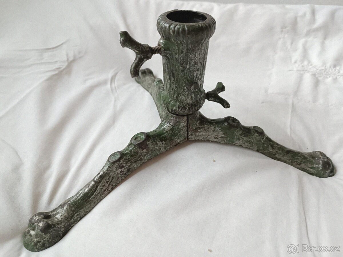 Zelený litinový stojánek na vánoční stromeček