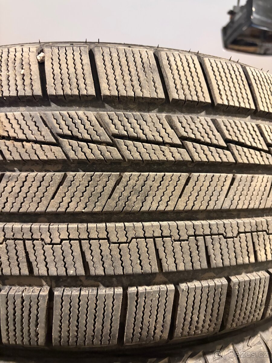 Zimni pneu 235/40/19