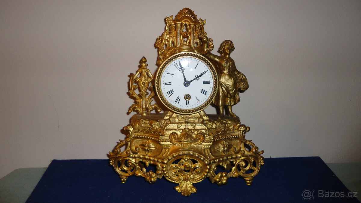 Starožitné krásné funkční hodiny.