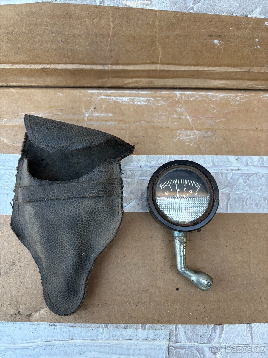 Dobový měřič tlaku pneumatik z USSR