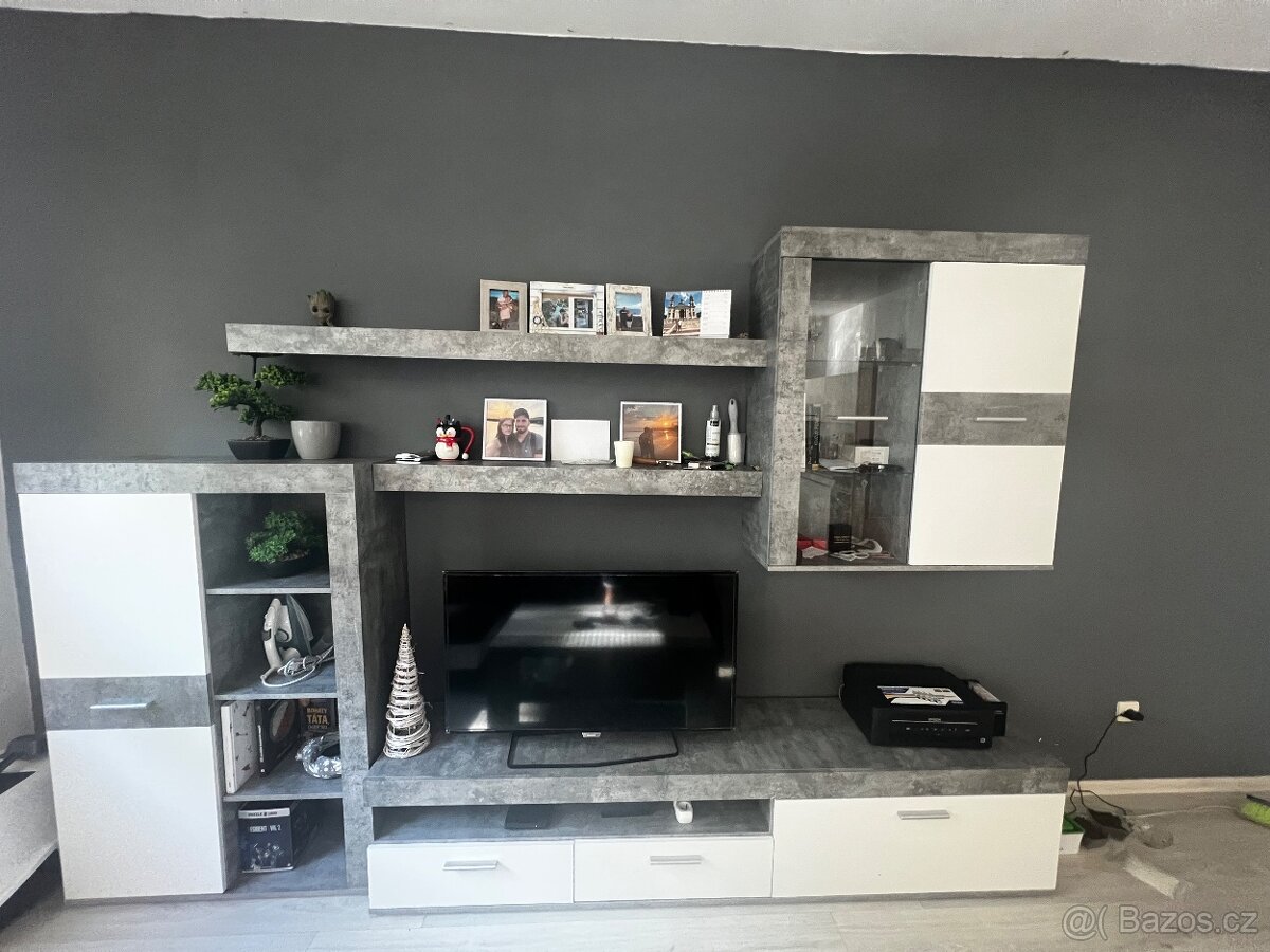 Obývací stěna s konferenčním stolkem