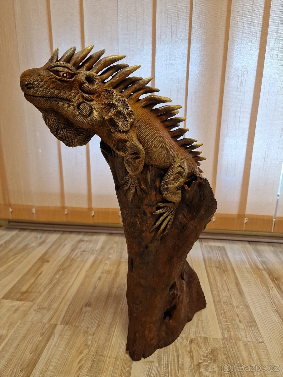 Dřevená socha Leguán