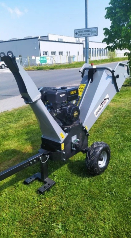 štěpkovačka, drtič větví, drtička,