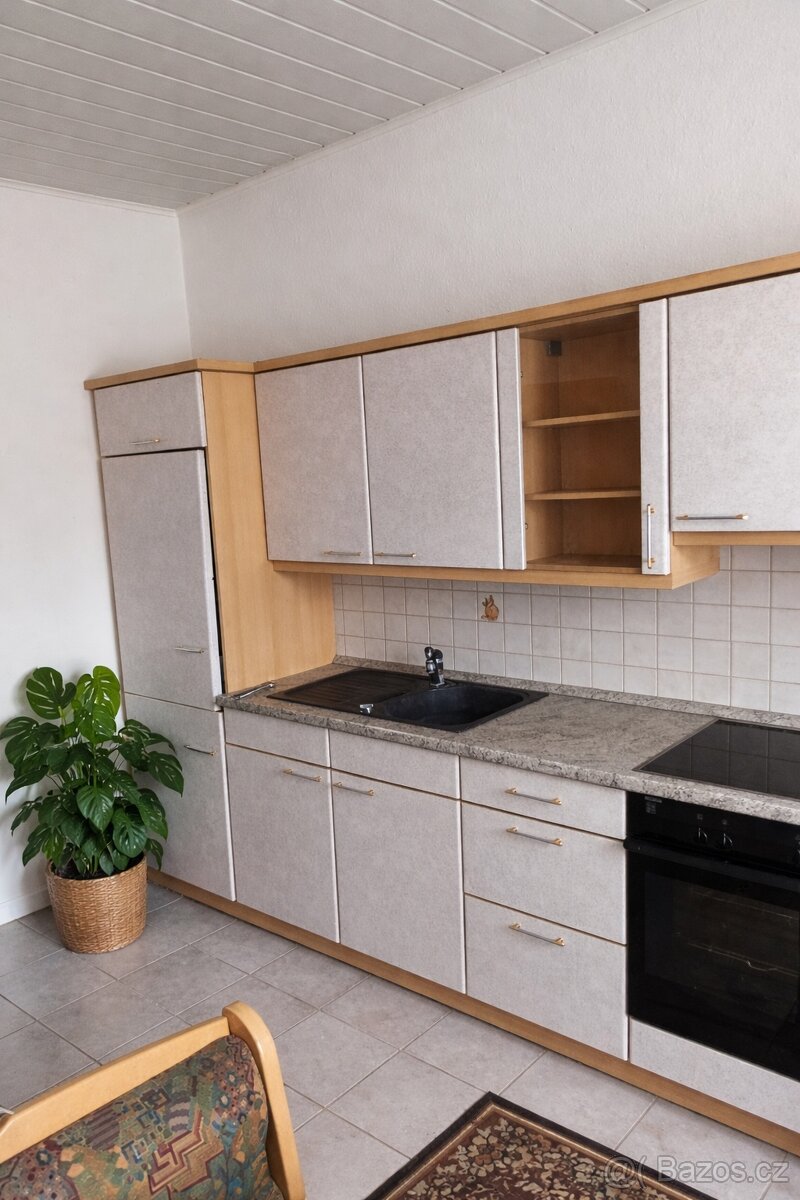 Kuchyňská linka lesklá s lednicí