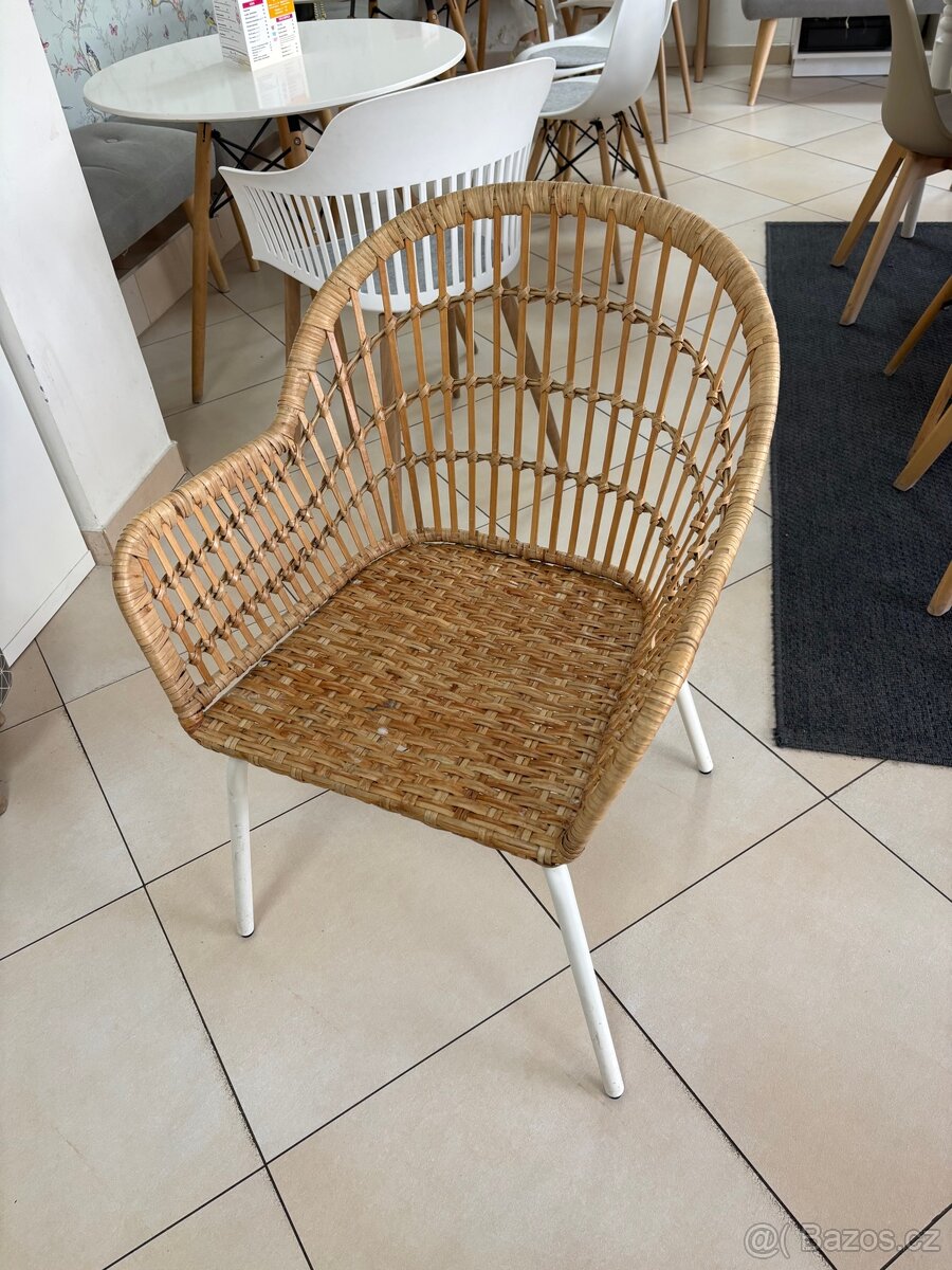Proutěná židle