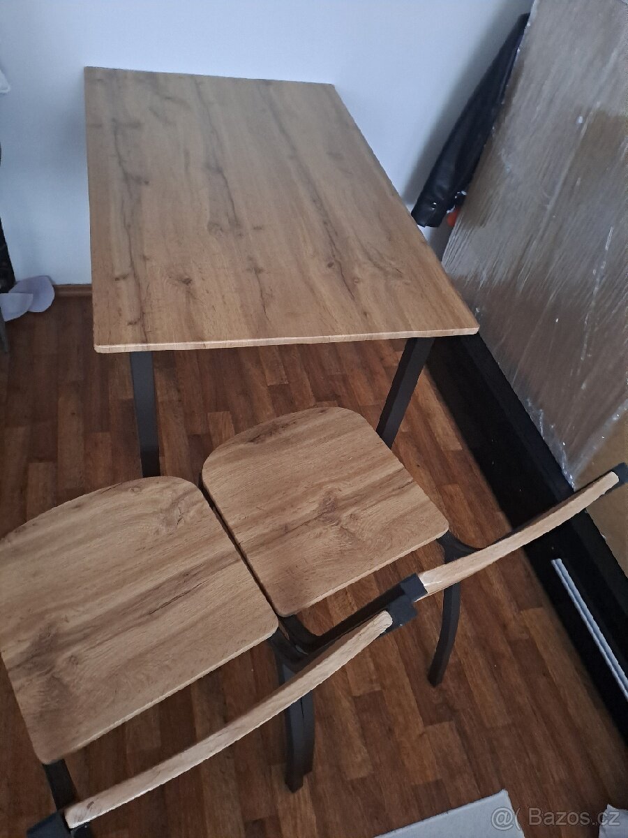 Stůl se židlemi