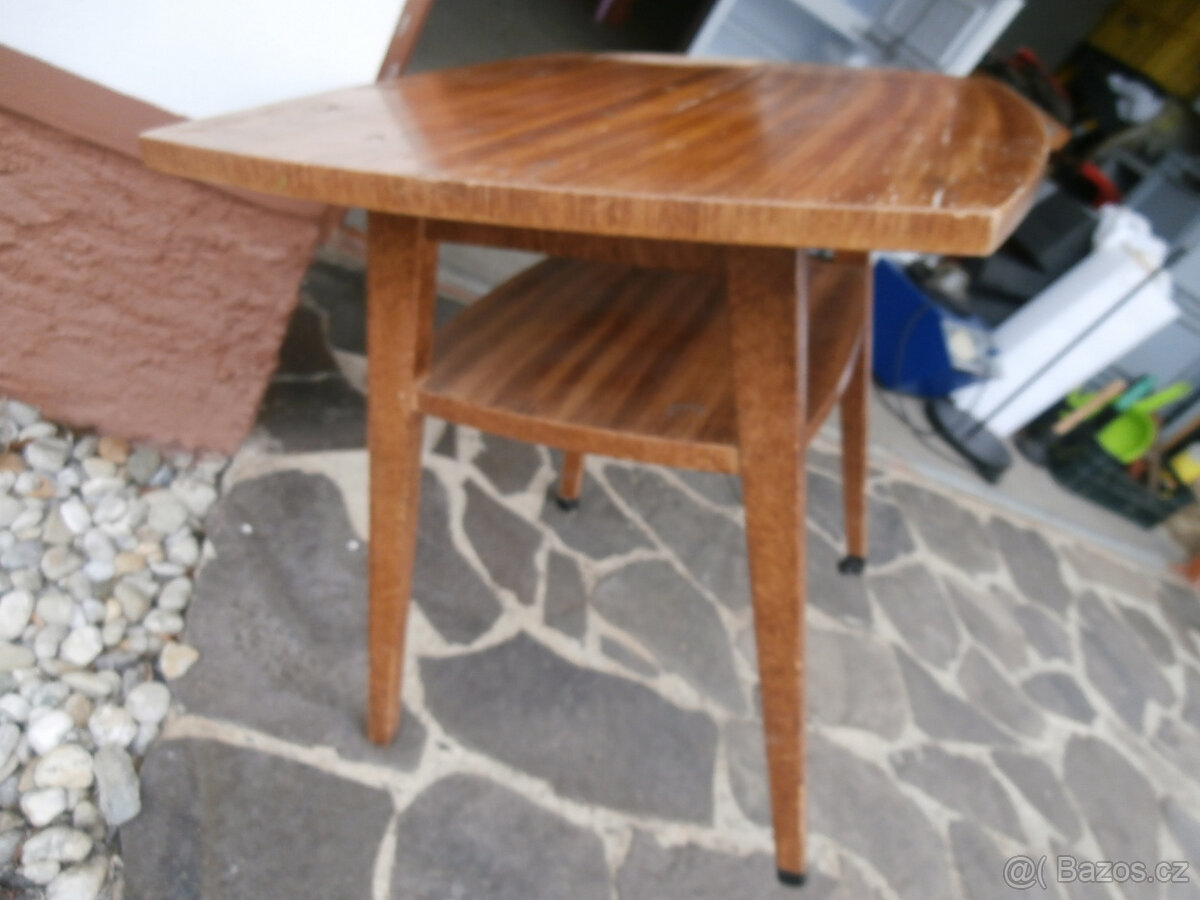 Stůl stolek starý retro televizní dřevěný za 500 kč
