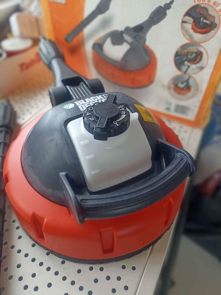 Prodám NOVÝ čistič ploch s nádobkou Black & Decker na tlakov