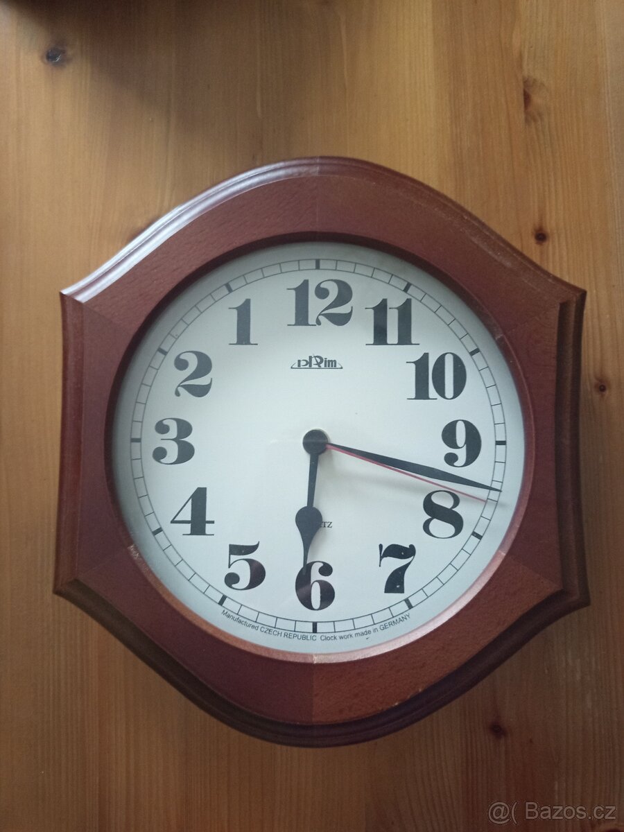 Originální nástěnné hodiny s obráceným ciferníkem