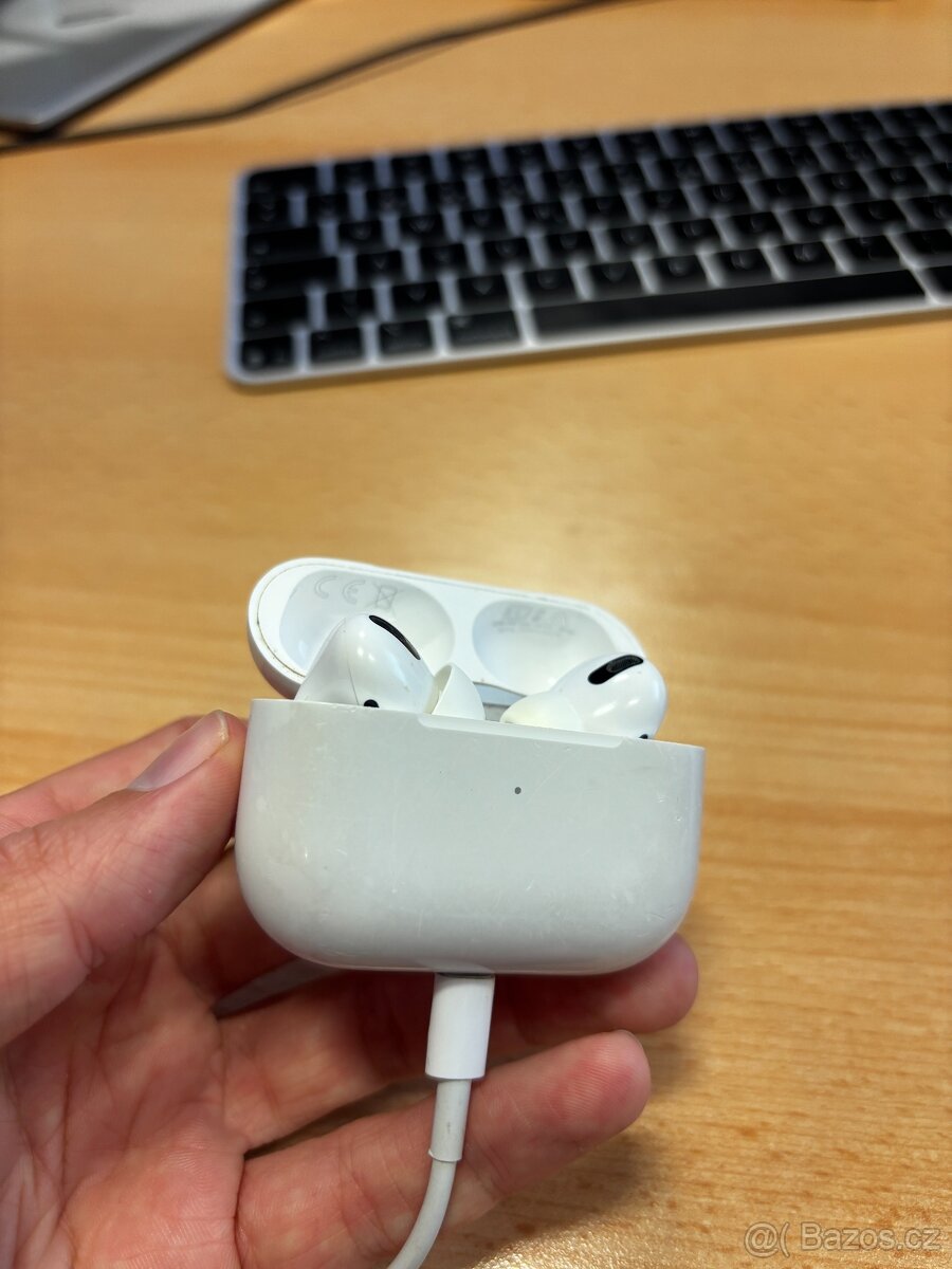 Apple AirPods Pro + lightning cable