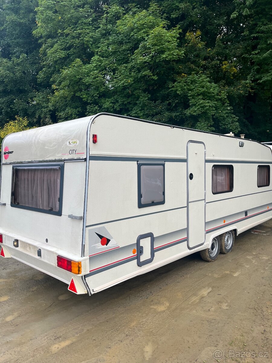 KARAVAN OBYTNÝ PŘÍVĚS BURSTNER TOP STAV 8m